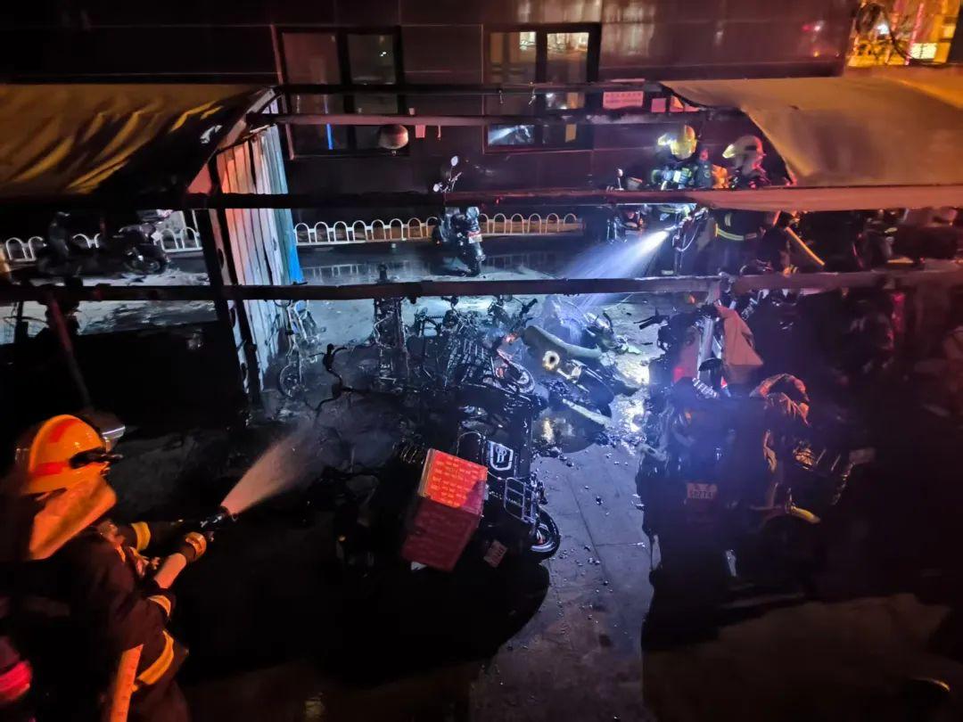 車棚凌晨忽起大火！9輛電動車被燒毀！